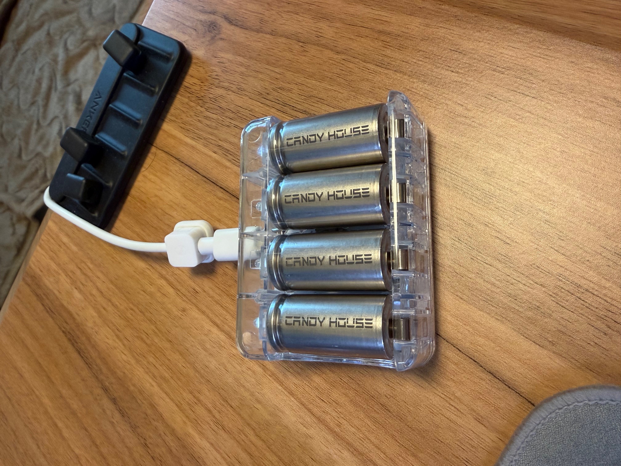 Candy House の充電式リチウム電池と充電器